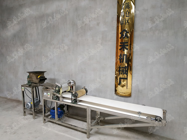 仿手工搟面皮機(jī)加裝全自動(dòng)折疊機(jī)生產(chǎn)搟面皮