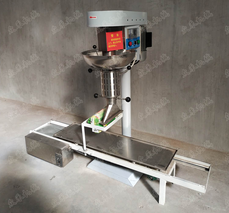 立式搟面皮機加裝面皮折疊機生產搟面皮