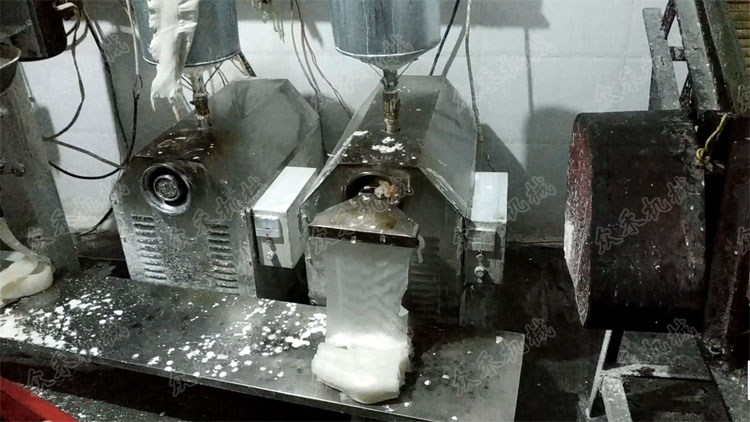 100型高速臥式搟面皮機(jī)視頻生產(chǎn)的岐山手工搟面皮