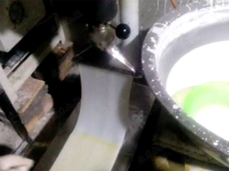 人工接皮裁剪刷油立式搟面皮機操作方法