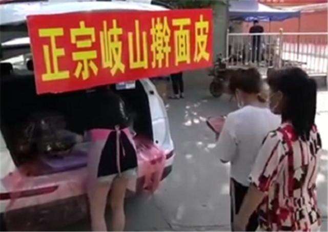 地攤經(jīng)濟助力特色搟面皮地攤小吃生意火爆