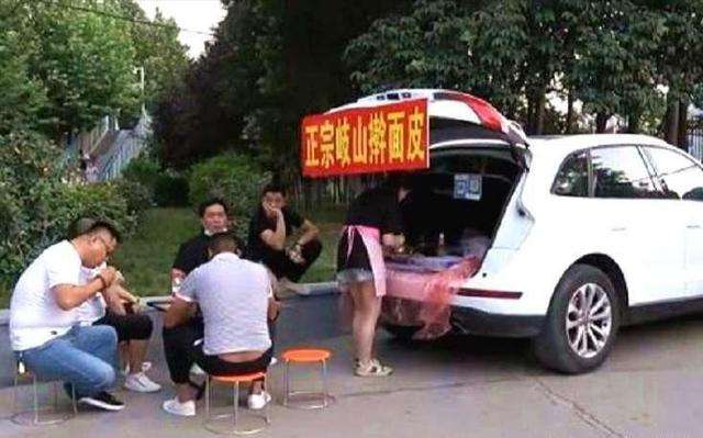 地攤經(jīng)濟助力搟面皮生意火爆