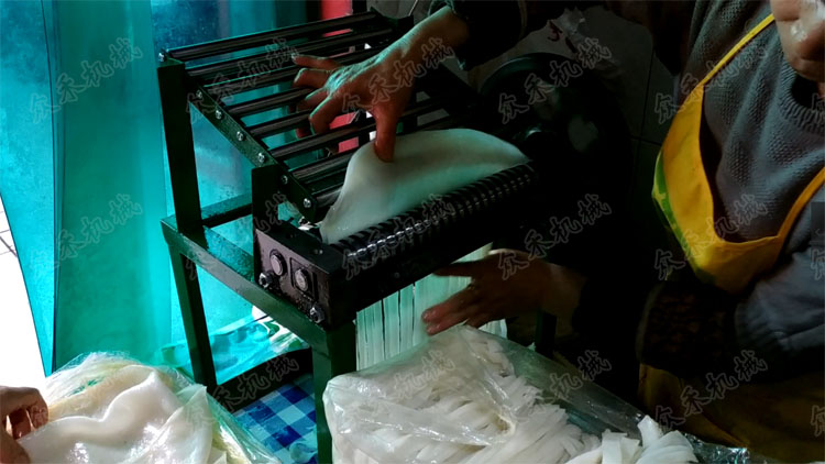 切面皮機(jī)視頻用戶加工現(xiàn)場