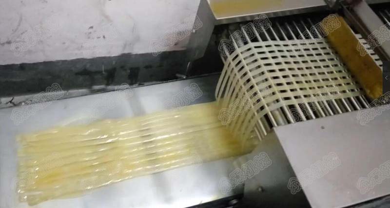 100型多功能面皮機(jī)生產(chǎn)寬涼皮