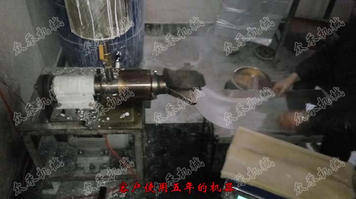 70型臥式搟面皮機視頻用戶生產(chǎn)搟面皮加工車間