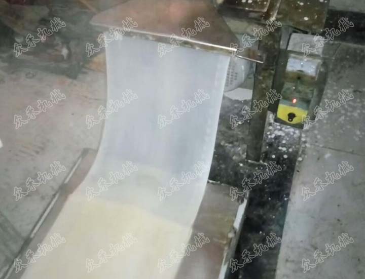 70型臥式搟面皮機視頻加工生產(chǎn)搟面皮做法