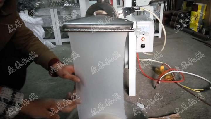 50型臥式搟面皮機(jī)折疊款視頻加工生產(chǎn)搟面皮做法