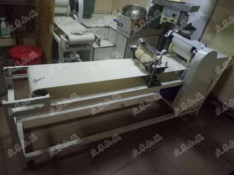 訂制仿手工搟面皮機(jī)好用的搟面皮機(jī)多少錢一臺