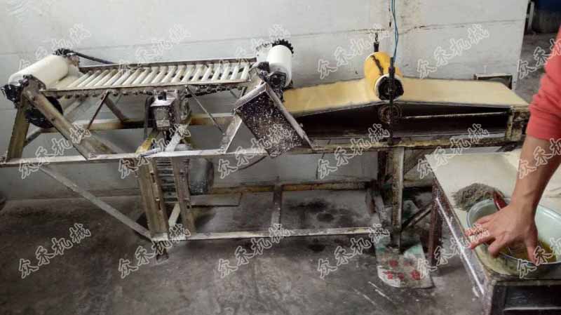 訂制仿手工搟面皮揉面成型一體機(jī)好用的搟面皮機(jī)多少錢一臺