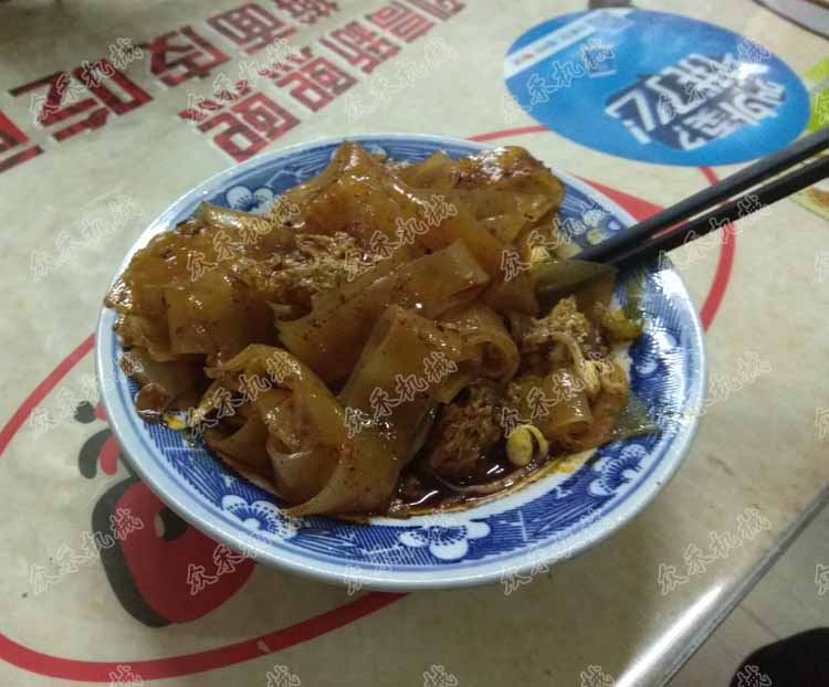 70型臥式搟面皮機折疊款視頻搟面皮效果展示