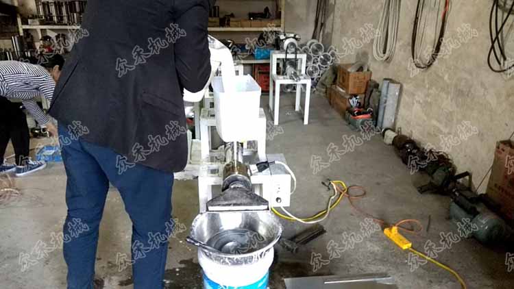 50型臥式搟面皮機(jī)視頻進(jìn)面斗倒入面漿