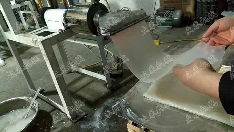 50型臥式搟面皮機(jī)視頻加工生產(chǎn)搟面皮做法