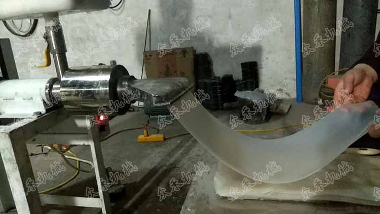 50型臥式搟面皮機(jī)視頻加工搟面皮方法